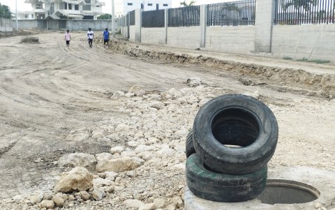 En algunos lugares donde se ejecuta la obra se han colocado llantas para advertir el peligro. En la noche es difícil divisarlas.