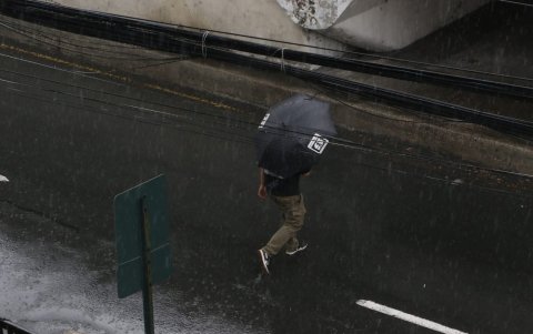 Los paraguas han empezado a aparecer la tarde de este 5 de febrero, tras la lluvia registrada.