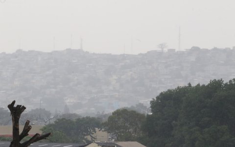 Tras la lluvia se observa neblina en algunos puntos del Puerto Principal.