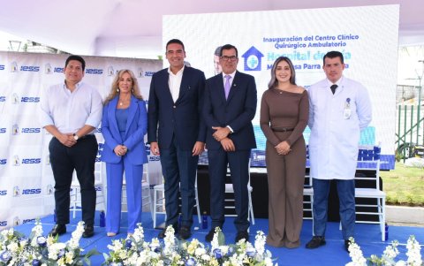 Autoridades en el acto de inauguración.