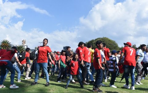 Los aficionados del Bicho recrearon la celebración de su ídolo.