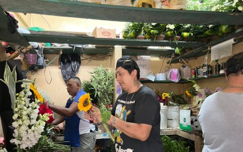 Los comerciantes se alistan para el 14 de febrero.