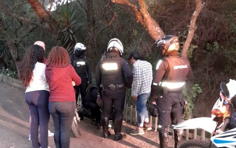Robo. Vecinos y agentes metropolitanos capturaron a una persona que intentaba robar