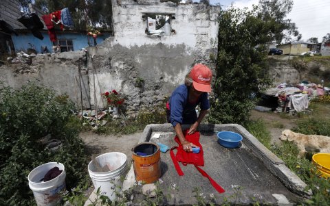 Luz Moreno lava la ropa utilizando el líquido que recolecta en baldes. Hay días que no tiene el servicio y otros sí, asegura.