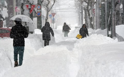 La gente camina por una calle cubierta de nieve después de una fuerte nevada en Obihiro, norte de Japón, el 4 de febrero de 2025 (publicado el 5 de febrero de 2025).