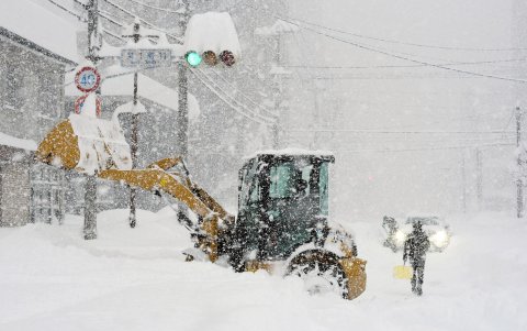 Maquinaria pesada quita la nieve tras una fuerte nevada en Obihiro, norte de Japón, 4 de febrero de 2025 (publicado el 5 de febrero de 2025).