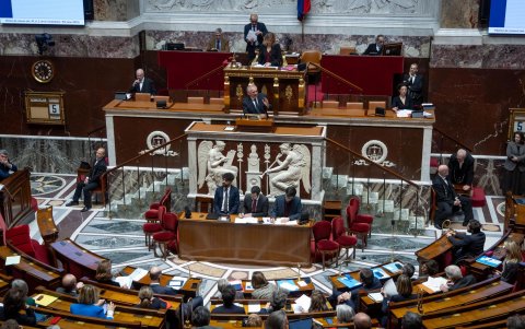 El primer ministro francés, Francois Bayrou (centro), habla durante una sesión de voto de censura contra el gobierno en la Asamblea Nacional en París, Francia, el 5 de febrero de 2025.