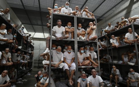 Los reclusos permanecen en una celda de la mega prisión del Centro de Internamiento Antiterrorista (CECOT).