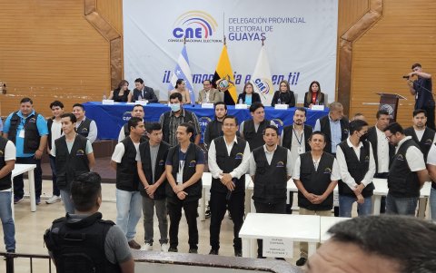 Personal electoral y autoridades coordinando el voto de las personas privadas de la libertad en Guayas.