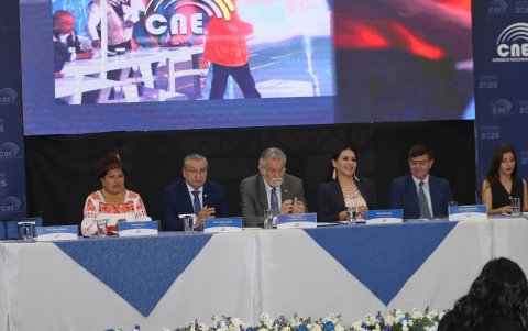 Diana Atamaint, presidenta del CNE, explica el proceso de escrutinio de los votos de los presos en las elecciones de febrero 2025.