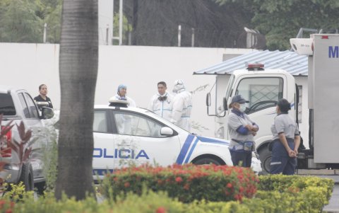 Personal de la Policía Nacional lleva a cabo el traslado de los cuerpos desde el contenedor hasta los vehículos de Medicina Legal