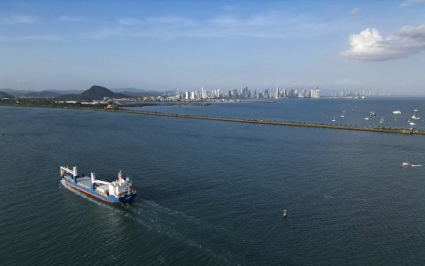 En esta vista aérea, un carguero ingresa al Canal de Panamá por el lado del Océano Pacífico en la Ciudad de Panamá el 4 de febrero de 2025.