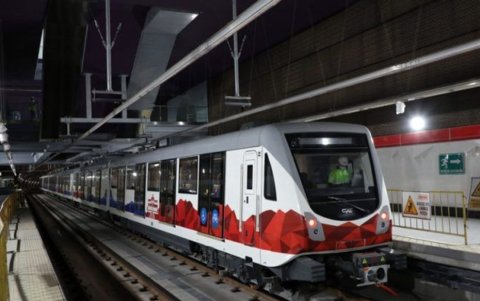 Dos fisuras se detectaron en el carril del Metro de Quito.