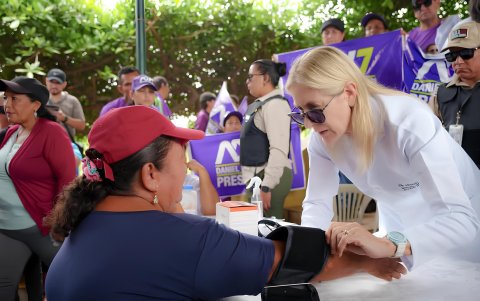 Annabella Azín durante la campaña electoral de su hijo Daniel Noboa, en 2023.