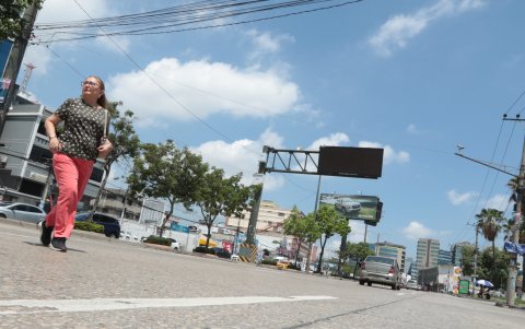Un panel apagado en la transitada Juan Tanca Marengo.