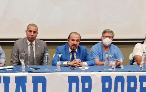David Trezeguet en el 2022 cuando fue presentado por los socios de Emelec, José Auad y Roberto Gilbert.