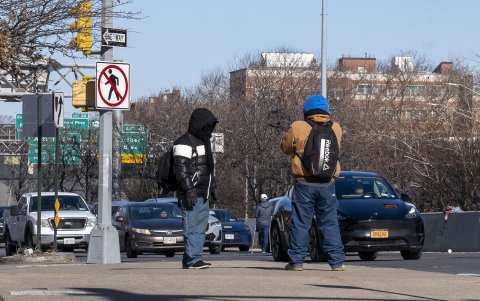 Inmigrantes esperan para conseguir un trabajo este miércoles, en Queens Nueva York (Estados Unidos).