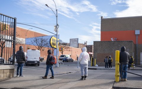 Varios inmigrantes esperan para conseguir un trabajo este miércoles, en Queens Nueva York (Estados Unidos).