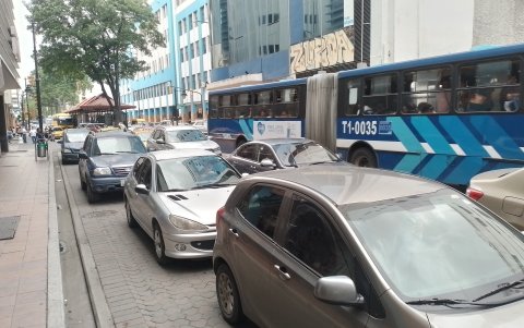 En las calles que colindan con la 9 de Octubre, largas hileras de vehículos permanecieron atascados por horas, según denuncias ciudadanas.