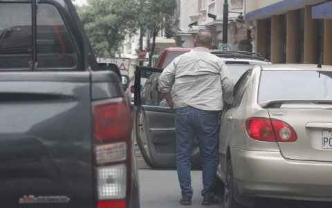 En medio del atasco hubo quienes salían de sus vehículos para saber qué mismo pasaba o qué tan extenso era el embotellamiento.