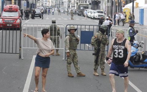 En algunos tramos de la 9 de Octubre se colocaron rejas para impedir el paso de los vehículos.
