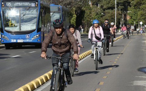 Varias personas se transportan en bicicletas durante el 'día sin carro y sin moto' este jueves, en Bogotá (Colombia).