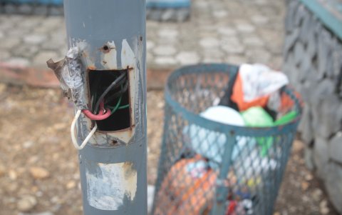 La basura no es recogida por barrenderos, y los postes de luz han sido vandalizados.