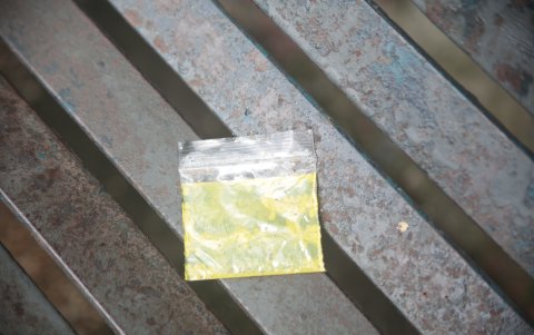 Consumidores dejan sus rastros en las bancas.