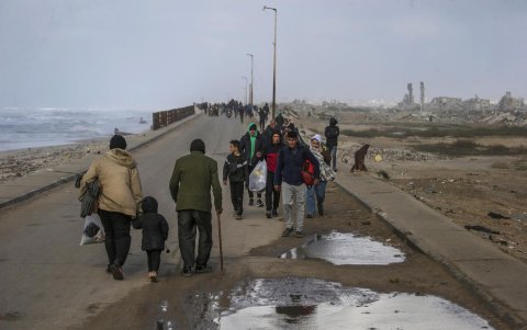 Palestinos caminan desde el sur de la Franja de Gaza hacia el norte, en medio de un alto el fuego entre Israel y Hamás, Franja de Gaza, 6 de febrero de 2025.