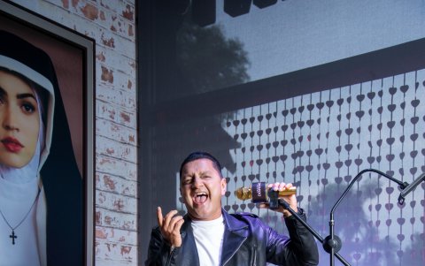 En su faceta de cantante.