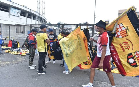 Los vendedores ofrecieron camisetas y banderas del cuadro torero.