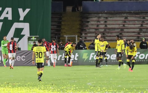 Jugadores del Barcelona SC reaccionan tras el 2-0 parcial.