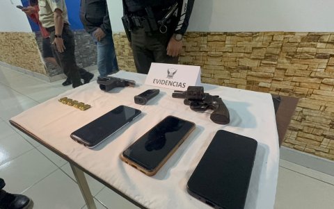 La Policía Nacional mostro las evidencias encontradas en poder de los aprehendidos.