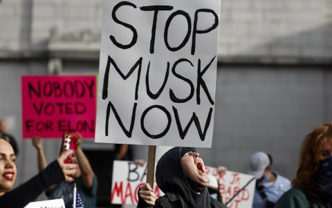 Un hombre con un cartel en el que se puede leer 'Parar a Musk ahora' durante una manifestación en contra de las políticas del presidente Donald Trump, celebrada en Los Ángeles, este jueves.