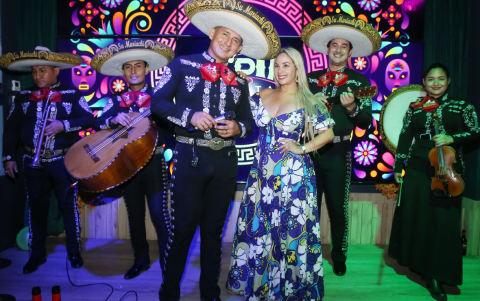 María del Mar disfrutó con la sorpresa de los mariachis.