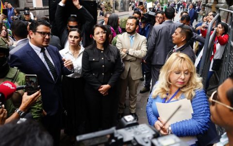 Verónica Abad y sus abogados, con la jueza Nubia Vera, intentaron ingresar a la Vicepresidencia de la República.