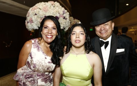 Isabel junto a sus padres, Anita y Héctor.