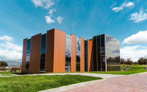 Edificio multiusos de Uniandes en el Campus Universitario en Tisaleo.