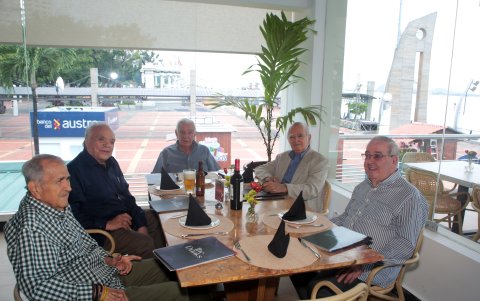 Reunión. Un grupo de amigos en el restaurante Manuela.