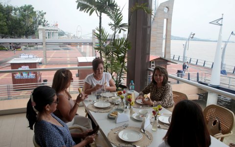 Amigas y familiares en el restaurante La Panga, en el Malecón.