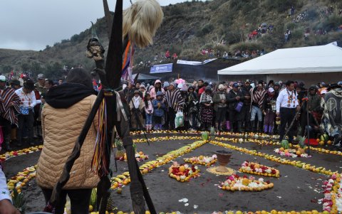 Las frutas, flores, hojas y semillas dan forma al símbolo andino, alrededor del cual los comuneros agradecen a la Pachamama y le piden que proteja a los humedales.