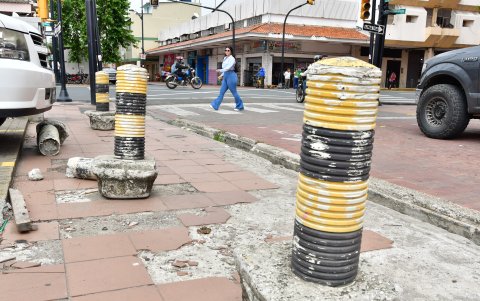 Entorno. El mobiliario urbano y las alcantarillas comparten los mismos daños en el centro.