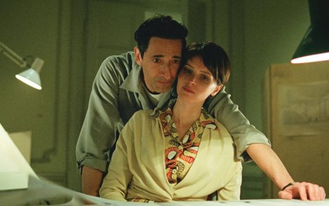 El director y los actores, Adrien Brody y Felicity Jones, defendieron el uso de la tecnología para facilitar los procesos.