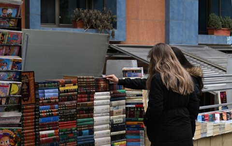 La gente busca publicaciones en una librería en Damasco el 26 de enero de 2025.