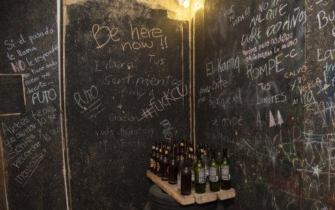 Tras concluir su tiempo, los visitantes pueden dejar mensajes en las paredes. Muchos hablan del desamor.