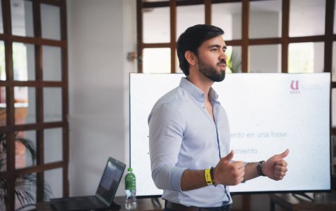 ONG. La Fundación Misión Ecuador capacita a emprendedores y les otorga becas para que puedan desarrollar sus negocios.