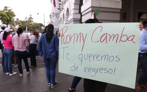 Hecho. Con un plantón, familiares y amigos exigieron respuestas en la Gobernación del Guayas esta semana.
