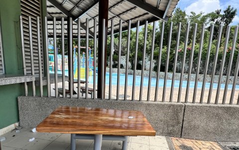 Suciedad. El área de los comedores luce con basura; estos sitios no están operativos, permanecen cerrados.