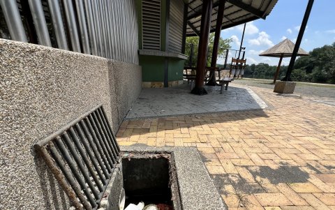 Descuido. Los recolectores de agua están llenos de desechos en su interior.