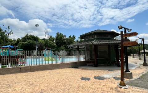 Este sitio cuenta con un parque acuático para los niños y dos puestos de comidas, los cuales, a pedido de los moradores, debe estar operativo.